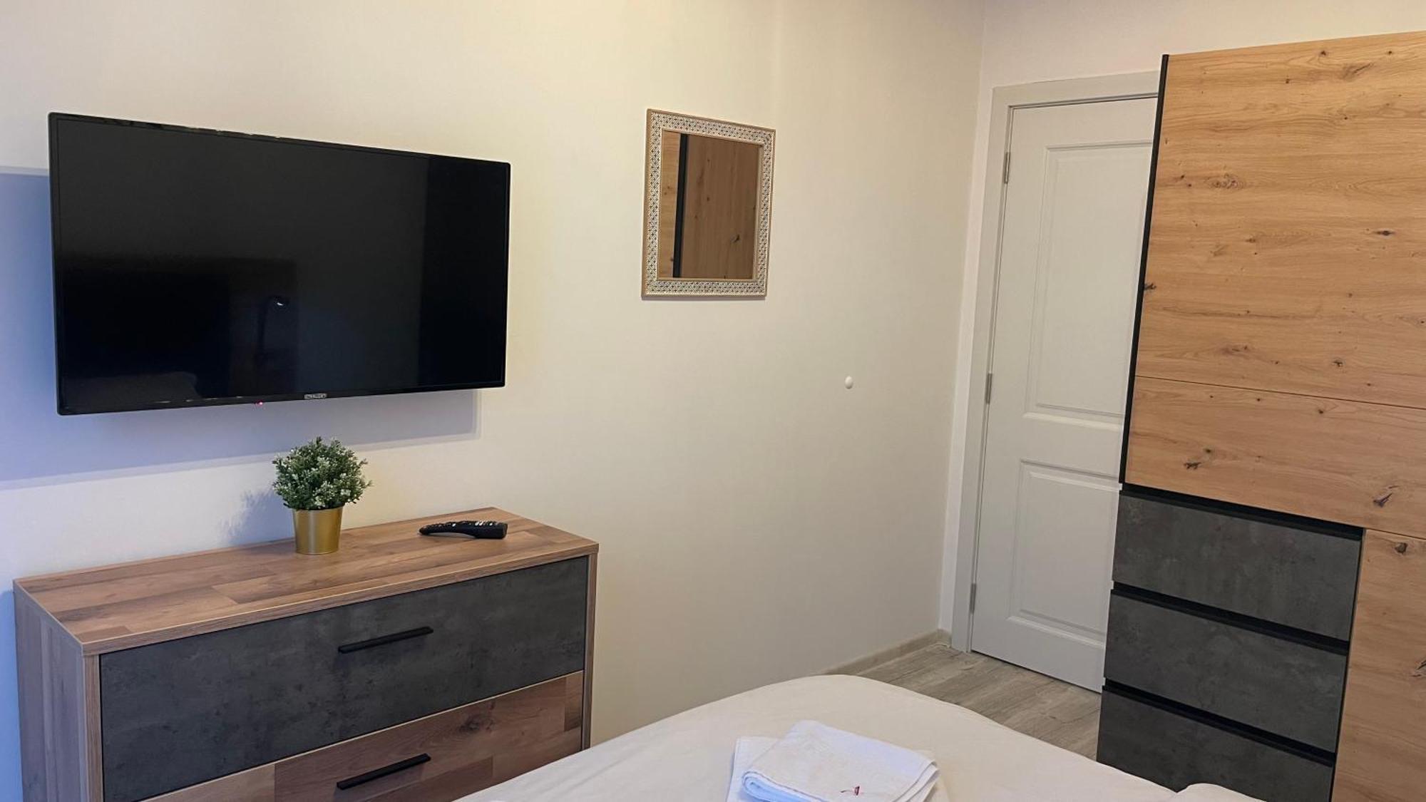 Mountain View By The River - Ev Plug Apartment