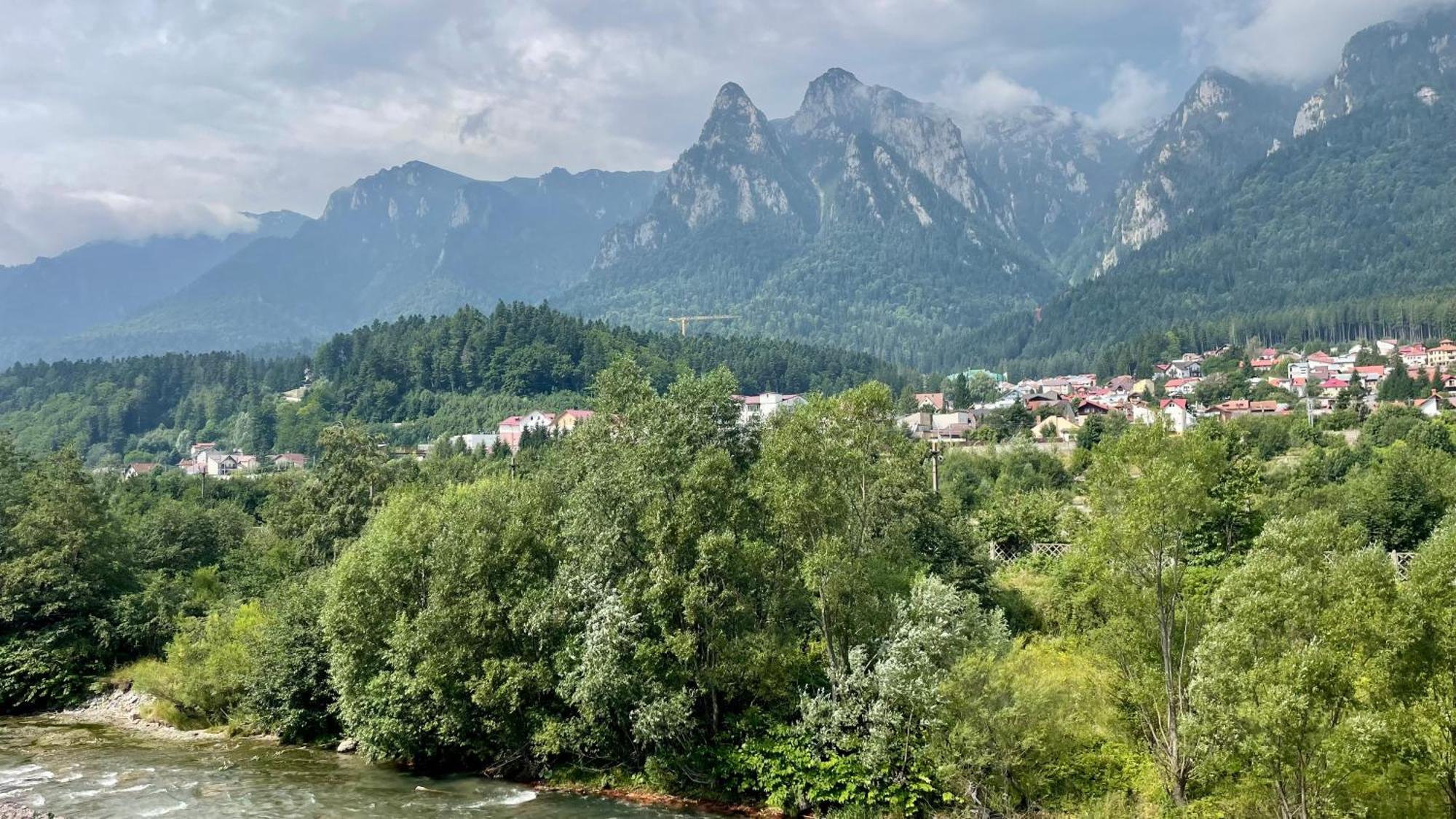 Mountain View By The River - Ev Plug Apartment