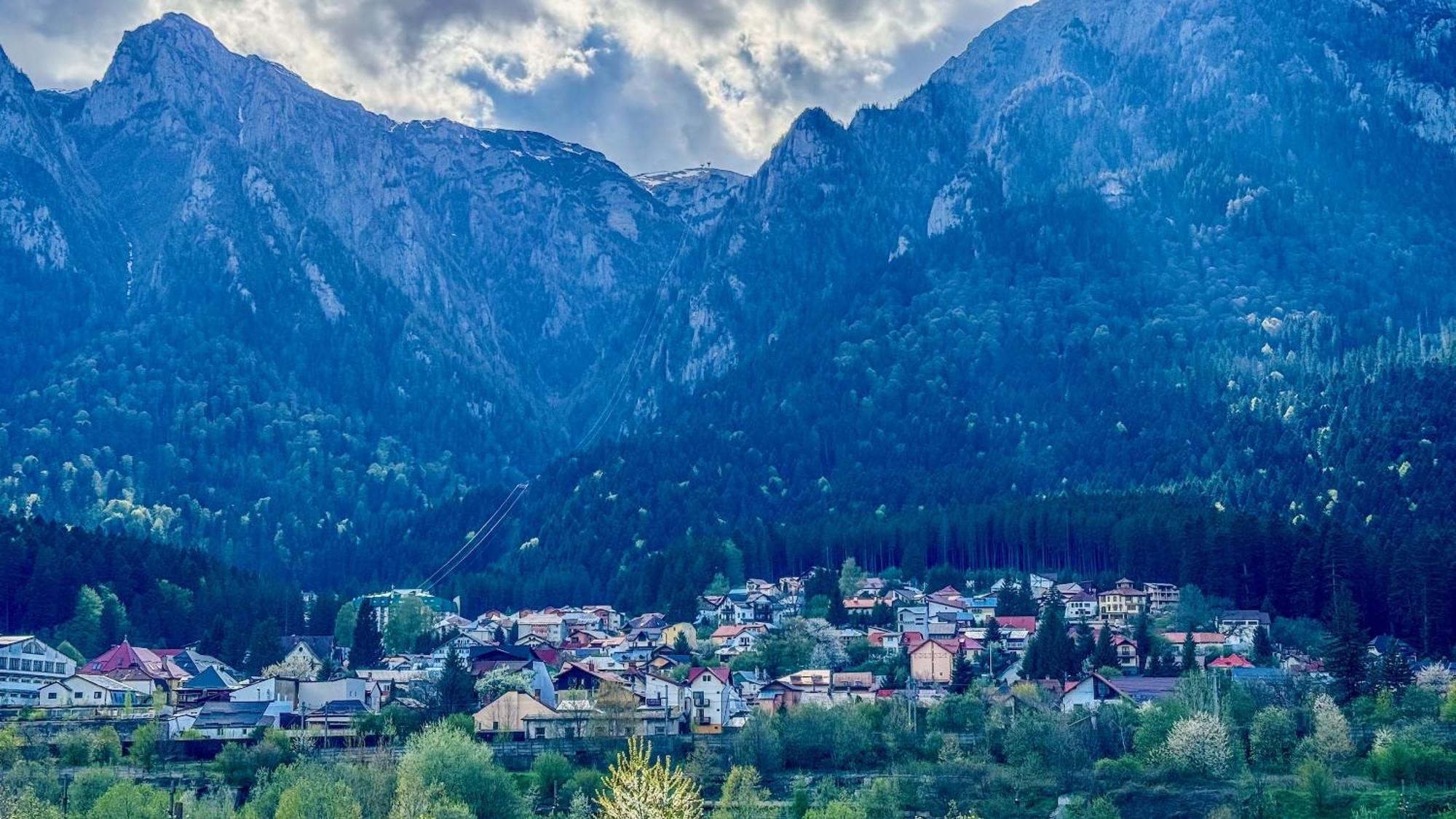 Mountain View By The River - Ev Plug *