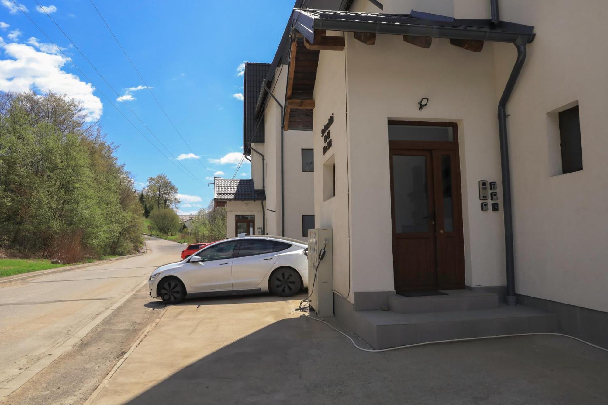 Mountain View By The River - Ev Plug Apartment Buşteni
